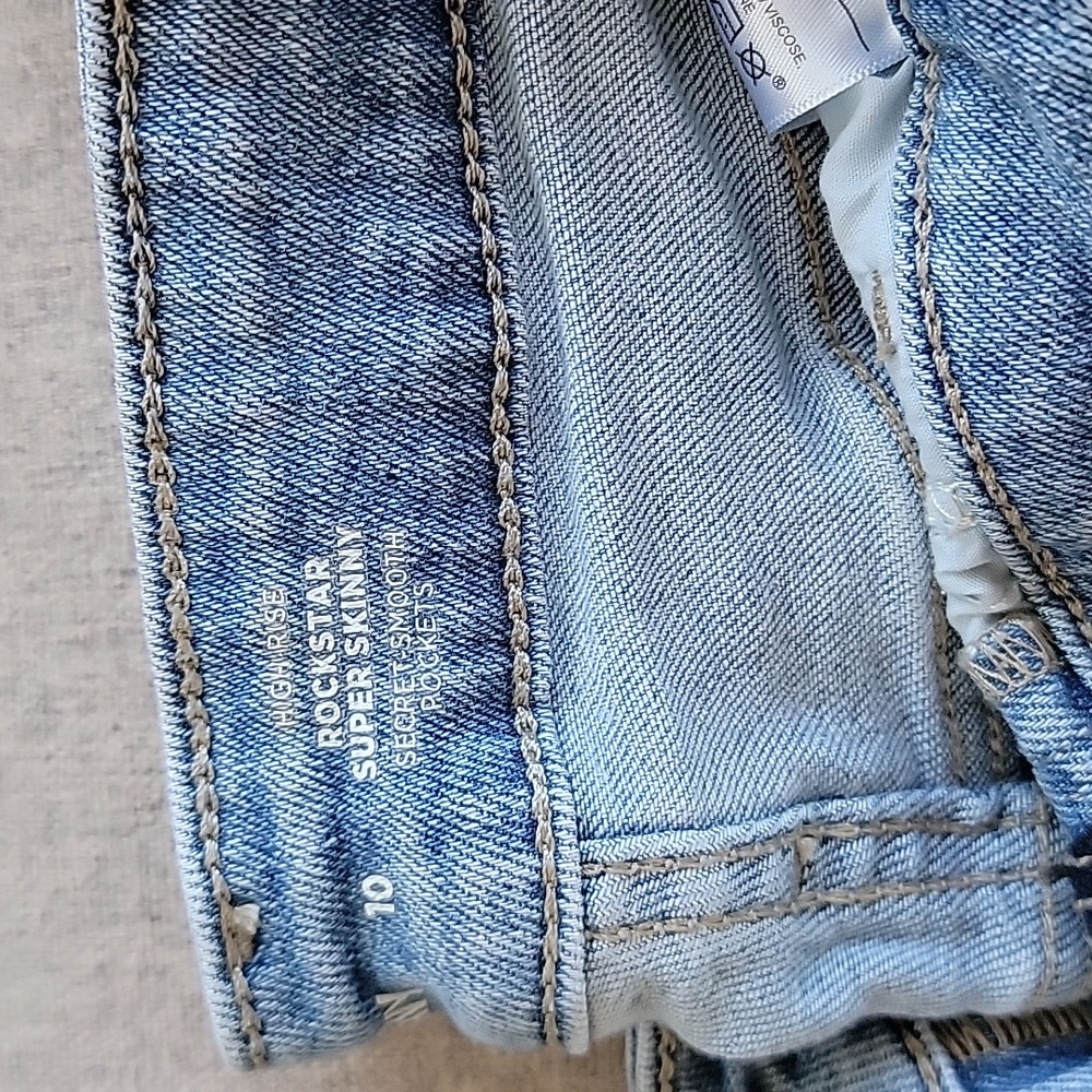 Old Navy High Rise Jeans - Picture 2 of 6